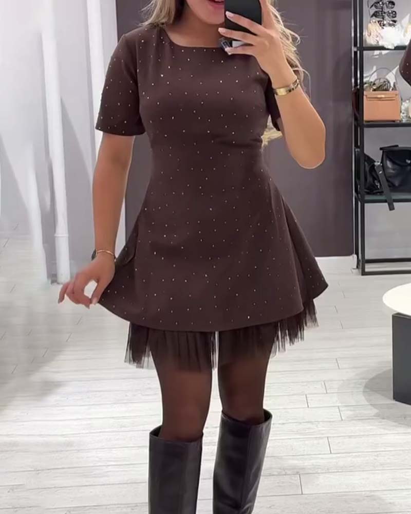 Elegantní, třpytivé šaty ze síťoviny s patchworkovým vzorem