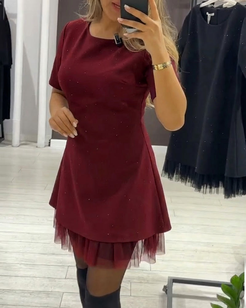 Elegantní, třpytivé šaty ze síťoviny s patchworkovým vzorem