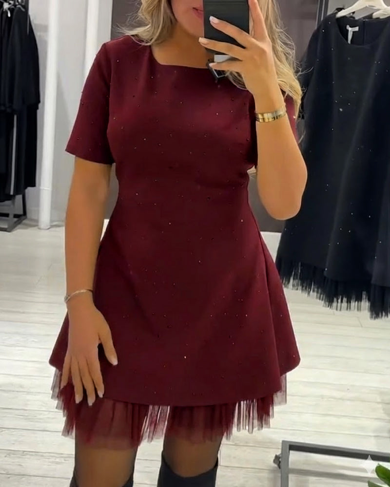 Elegantní, třpytivé šaty ze síťoviny s patchworkovým vzorem
