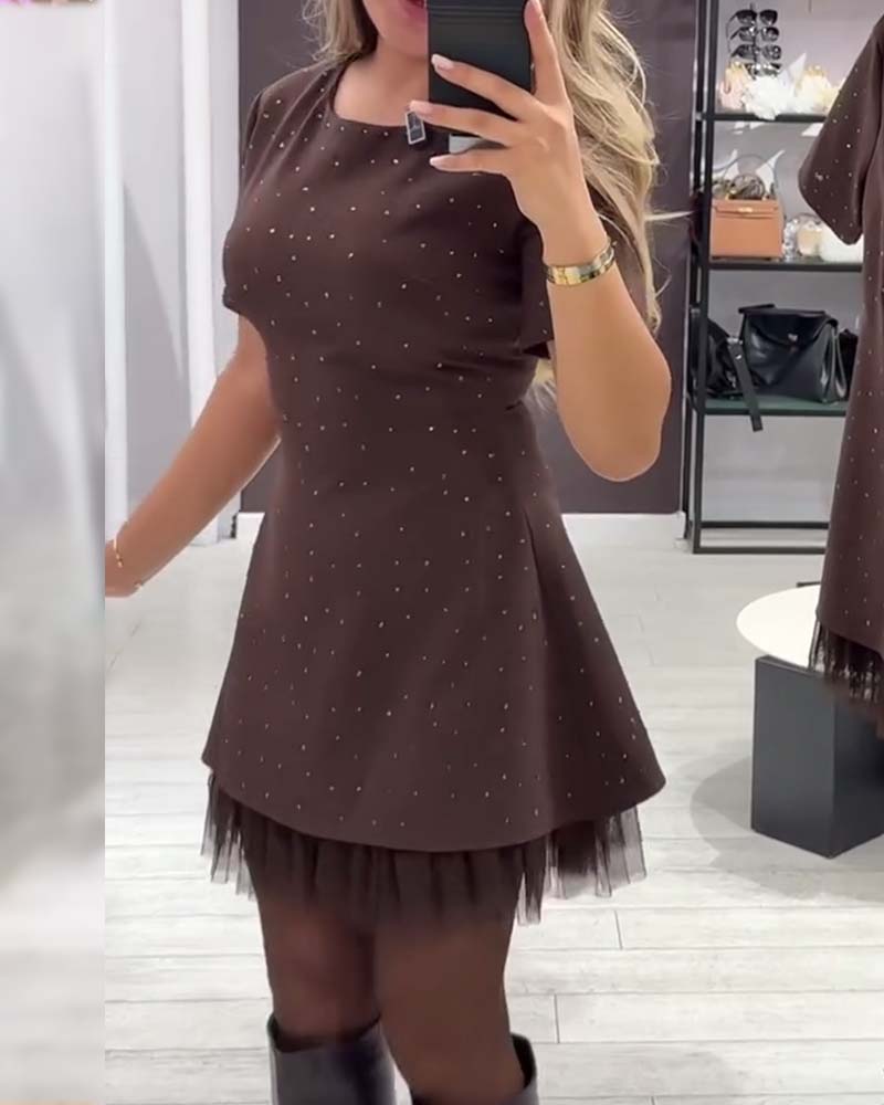 Elegantní, třpytivé šaty ze síťoviny s patchworkovým vzorem