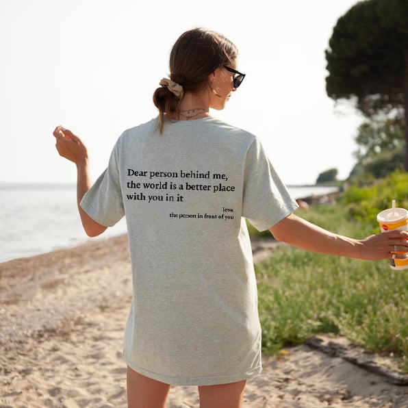 💥Nové unisex tričko s potiskem "Dear Person Behind Me" ve velké velikosti z roku 2025