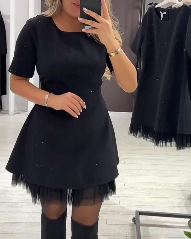 Elegantní, třpytivé šaty ze síťoviny s patchworkovým vzorem