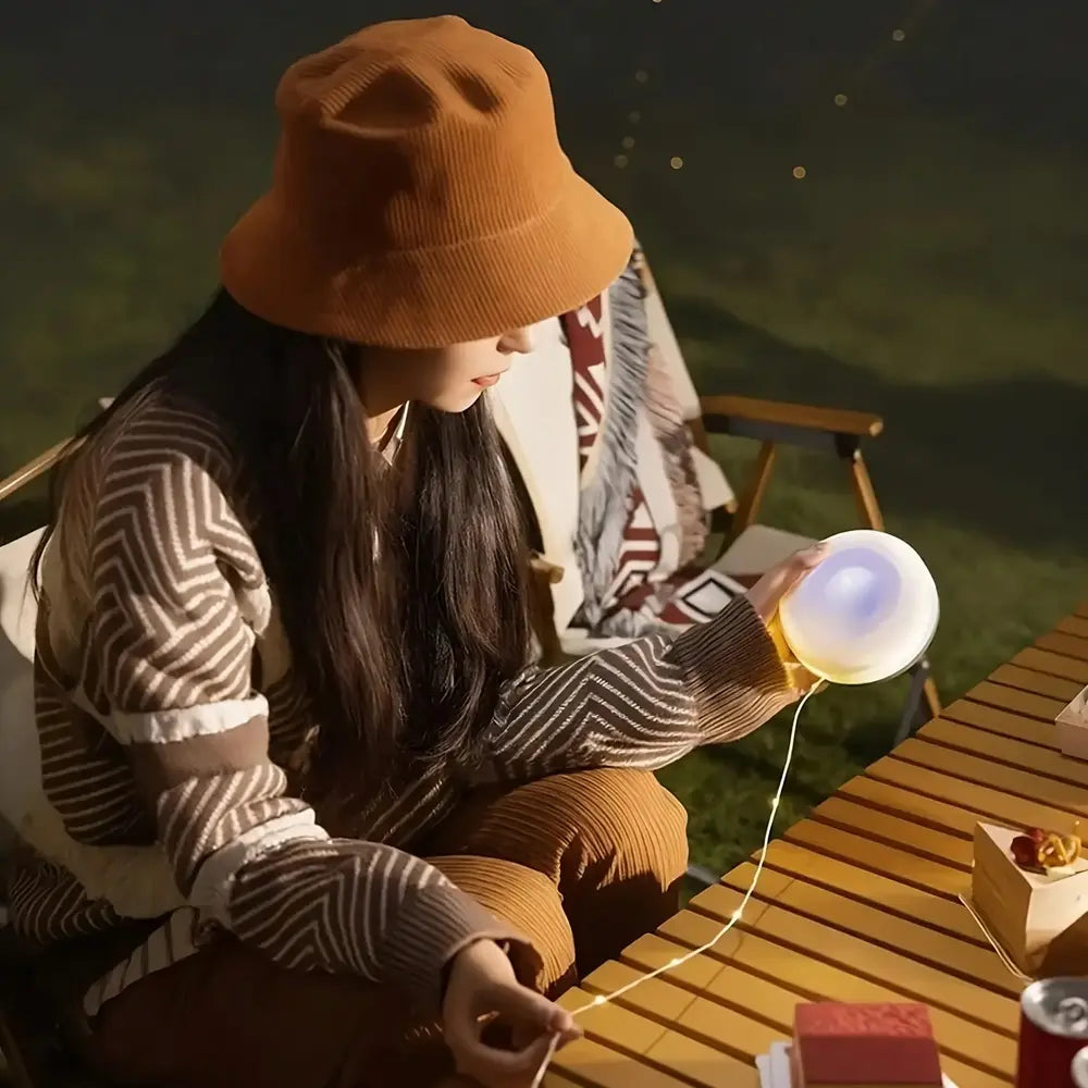 Camp Lamp™💡 10 metrů dlouhá výsuvná světelný řetězec 🔋 8hodinová výdrž baterie 🌈 Více barevných nastavení ⚙️ Nastavení během několika sekund