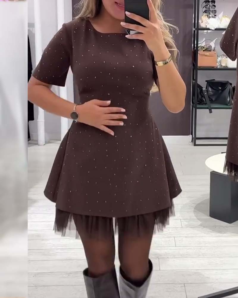 Elegantní, třpytivé šaty ze síťoviny s patchworkovým vzorem
