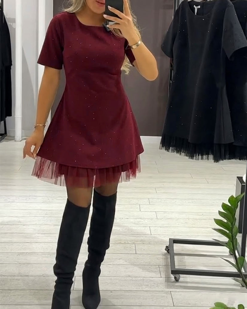 Elegantní, třpytivé šaty ze síťoviny s patchworkovým vzorem