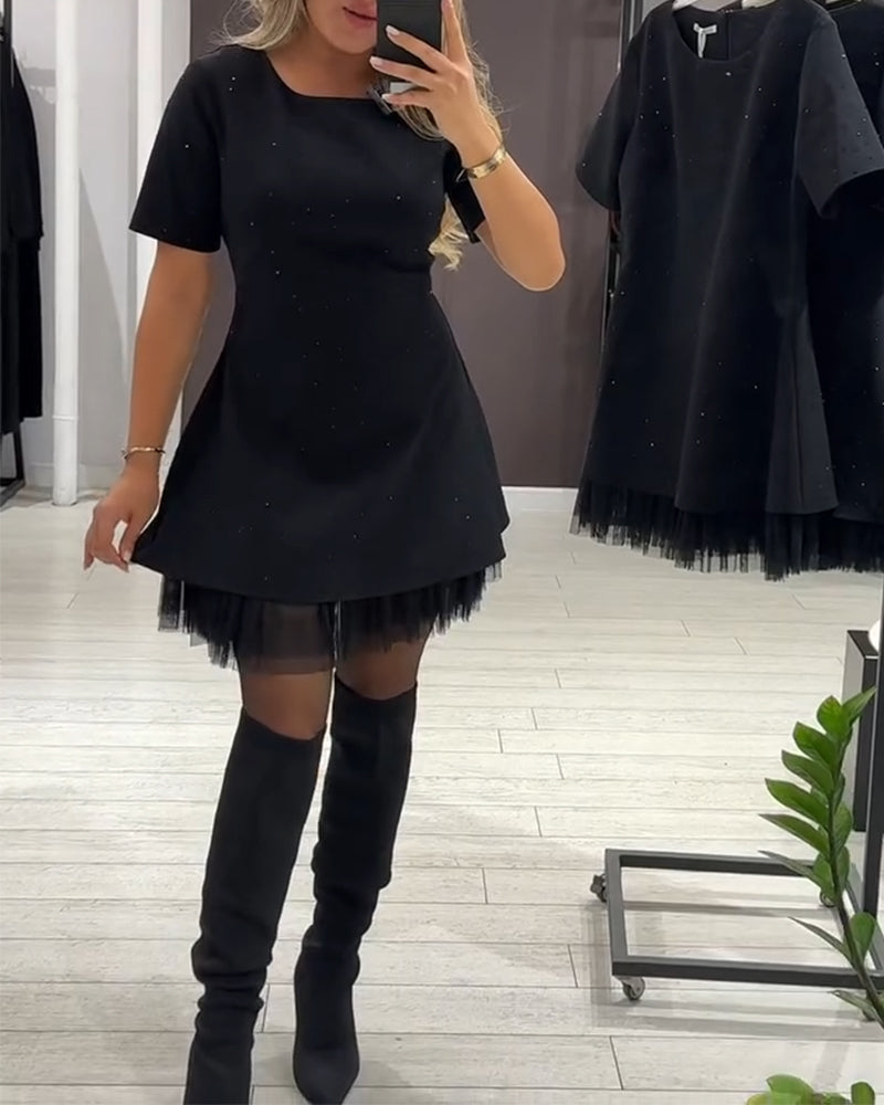 Elegantní, třpytivé šaty ze síťoviny s patchworkovým vzorem