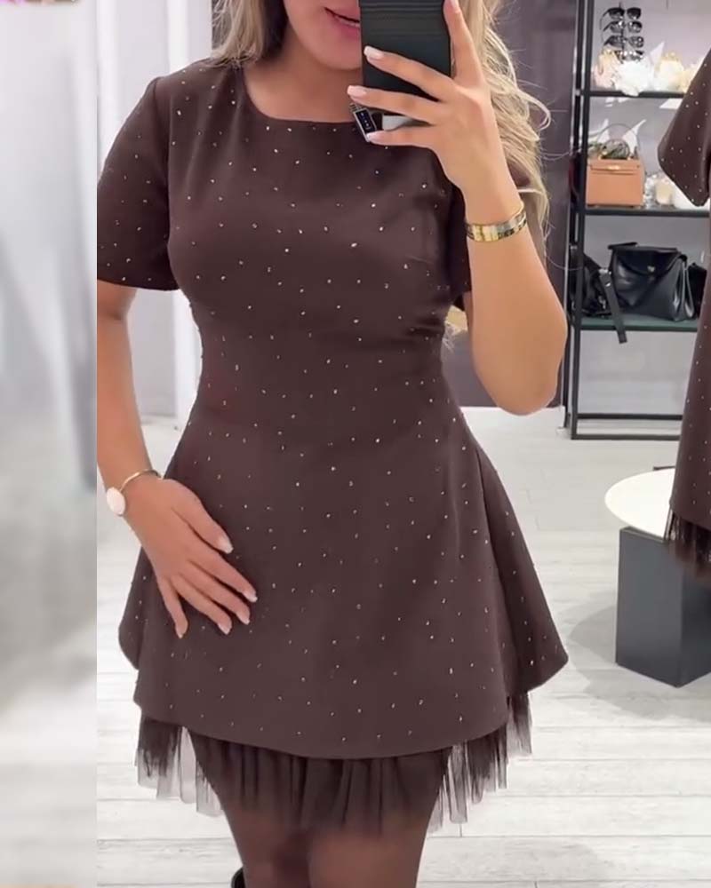 Elegantní, třpytivé šaty ze síťoviny s patchworkovým vzorem