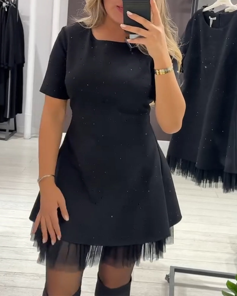 Elegantní, třpytivé šaty ze síťoviny s patchworkovým vzorem