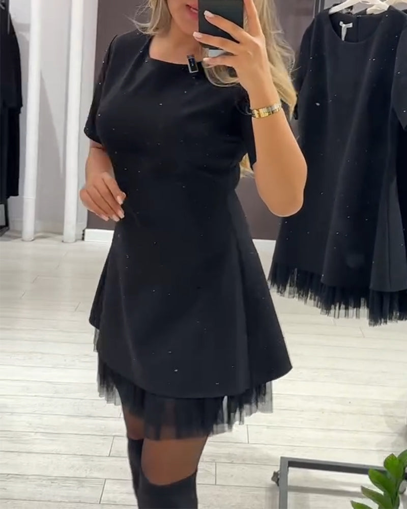 Elegantní, třpytivé šaty ze síťoviny s patchworkovým vzorem