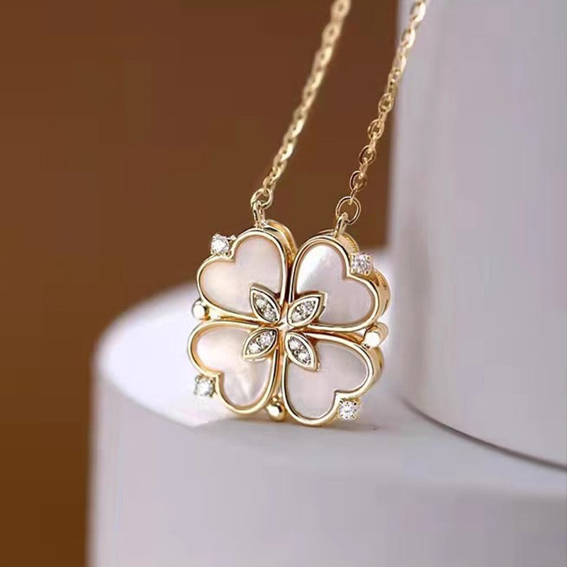 Náhrdelník s mikrosadou perel a zirkonů ve tvaru čtvrt mušle