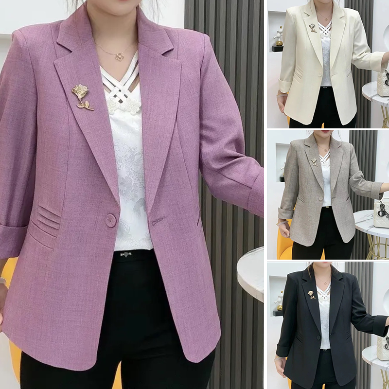 Elegantní, přiléhavé sako s broží ve tvaru květiny