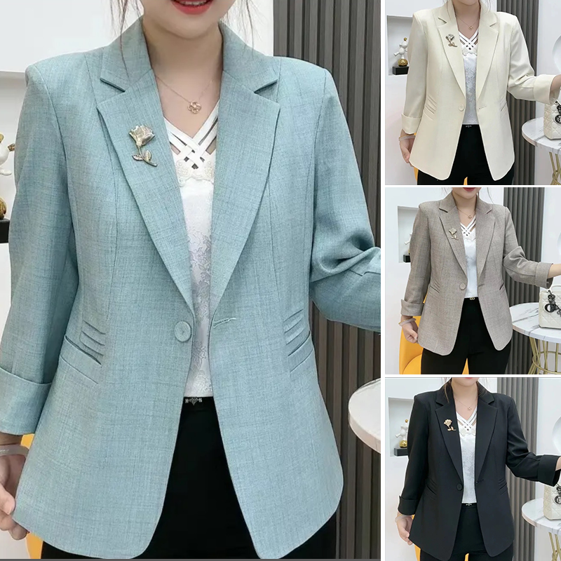 Elegantní, přiléhavé sako s broží ve tvaru květiny
