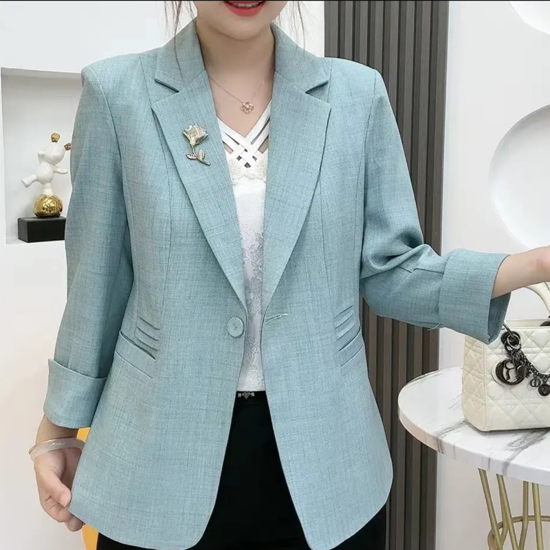 Elegantní, přiléhavé sako s broží ve tvaru květiny