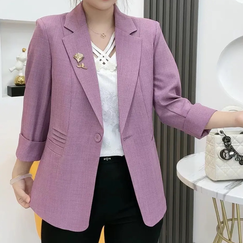 Elegantní, přiléhavé sako s broží ve tvaru květiny