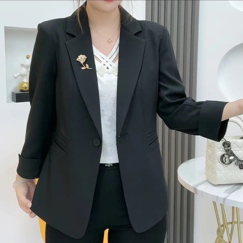 Elegantní, přiléhavé sako s broží ve tvaru květiny