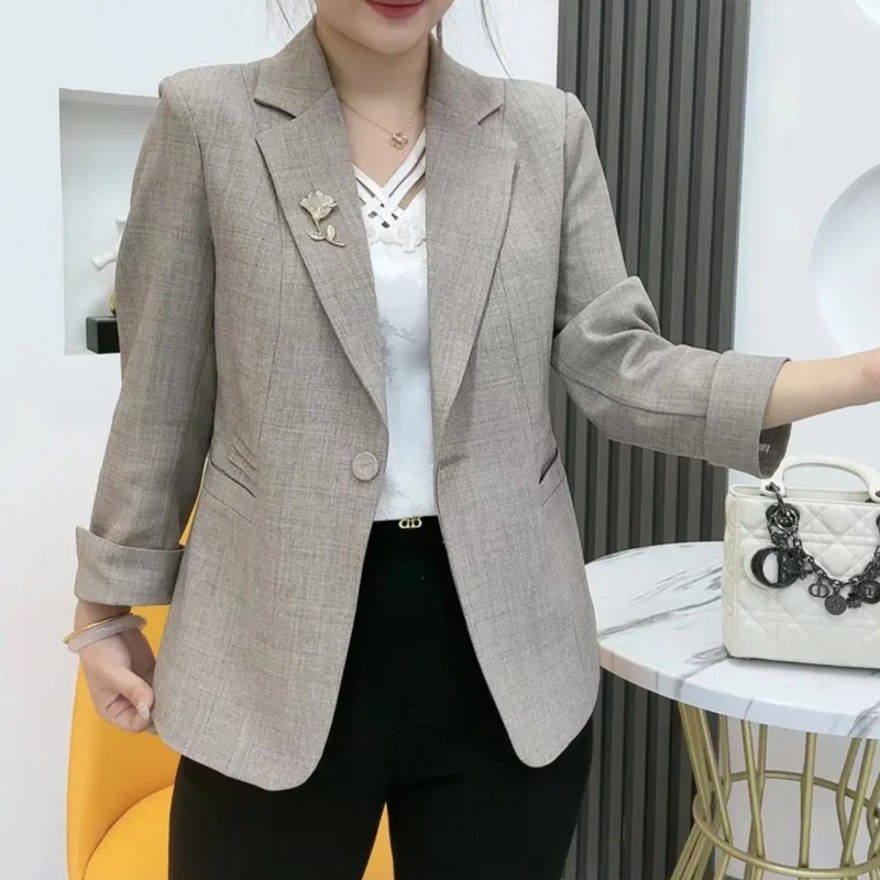 Elegantní, přiléhavé sako s broží ve tvaru květiny