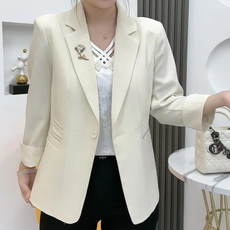 Elegantní, přiléhavé sako s broží ve tvaru květiny