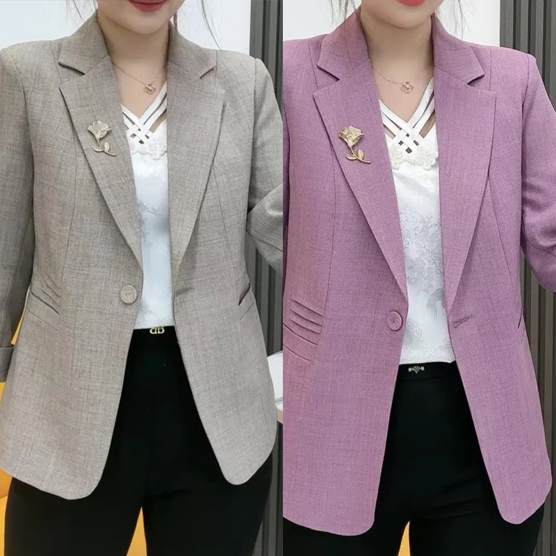Elegantní, přiléhavé sako s broží ve tvaru květiny