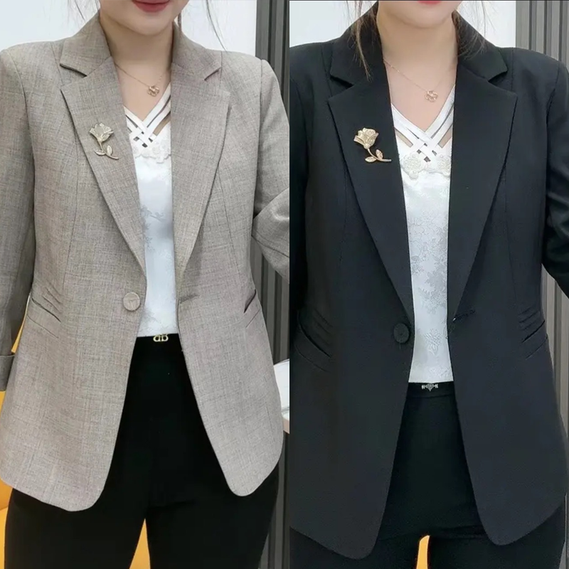 Elegantní, přiléhavé sako s broží ve tvaru květiny