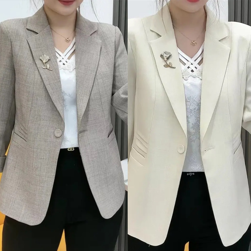 Elegantní, přiléhavé sako s broží ve tvaru květiny
