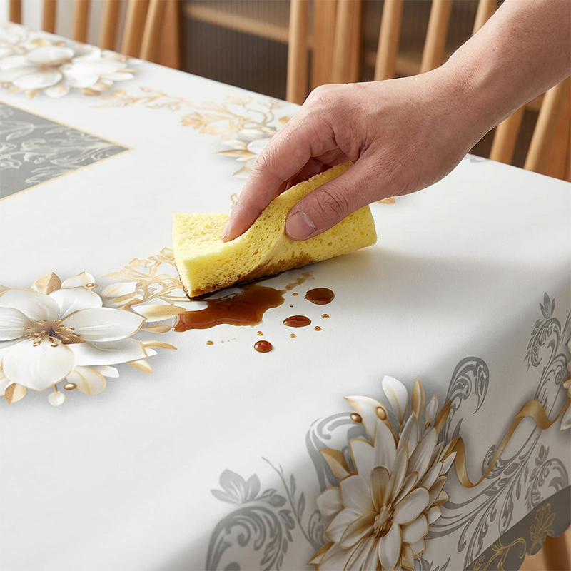 Elegantní nepromokavý ubrus s květinovým reliéfem
