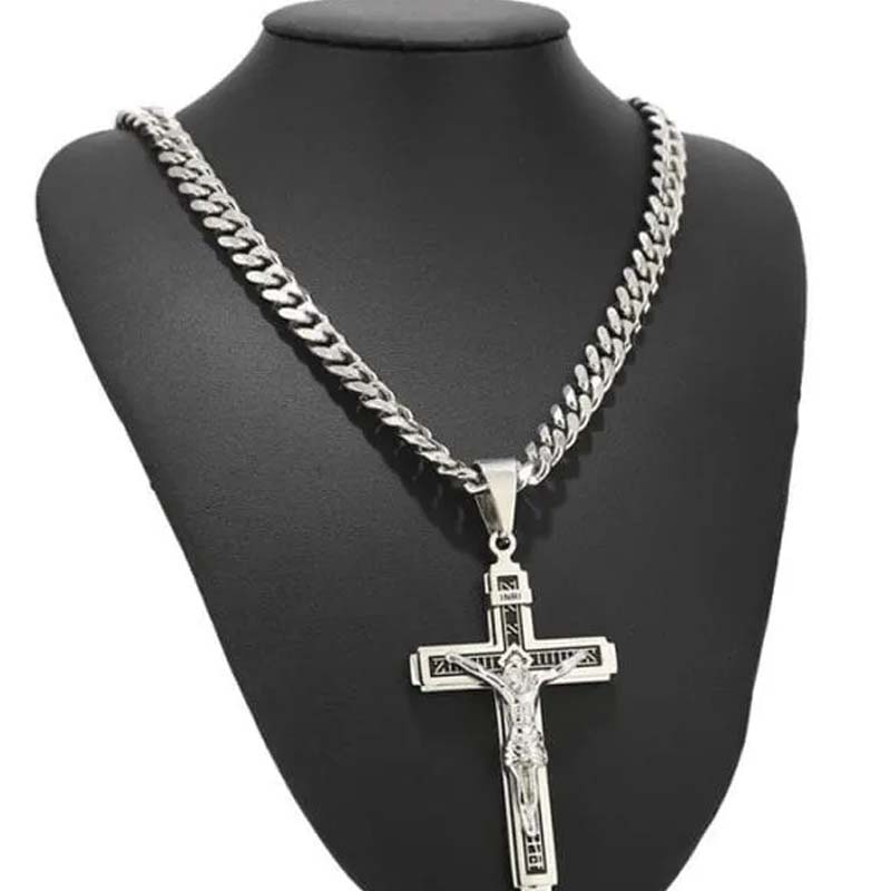 ✝️ Náhrdelník s křížkem, který se vyznačuje jemnou a nadčasovou elegancí – vynikající zpracování, nerezová ocel a decentní lesk – ideální pro každodenní nošení nebo jako významný dárek 💛